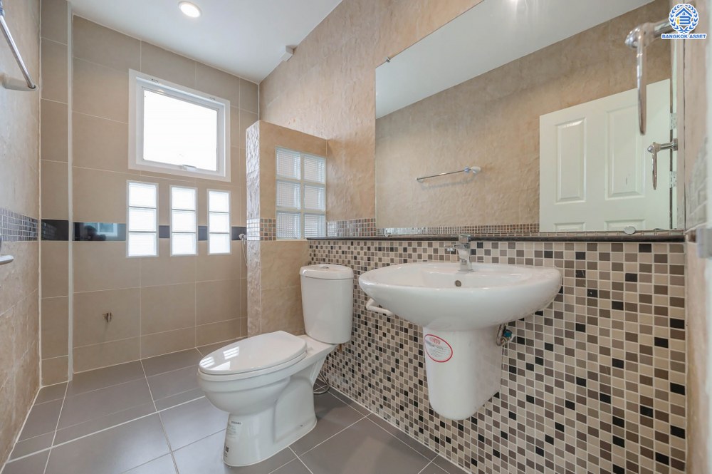 บ้านมือสองตกแต่งใหม่ แบรนด์คุณภาพจาก Property Perfect โครงการ เพอร์เฟคเพลส พระราม5-ราชพฤกษ์ ครบทุกการใช้ชีวิตบนเนื้อที่ 60.7 ตร.ว. ฟังก์ชัน 3 ห้องนอน 3 ห้องน้ำ 2 ที่จอดรถ บรรยากาศร่มรื่น facility ครบ! บนทำเลคุณภาพ ใกล้วงเวียนพระราม5 และจุดขึ้นทางด่วน "ศรีรัช"